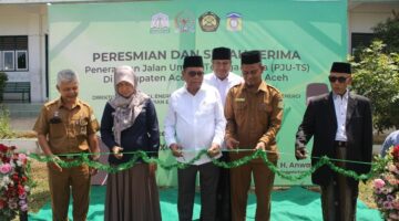 Anggota DPR RI, H. Anwar Idris Bersama Kementerian ESDM Resmikan PJUTS di Kabupaten Aceh Besar