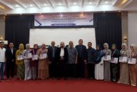 Foto bersama Rektor USM, jajaran pimpinan FKM dan peserta yudisium (dok Humas USM) 