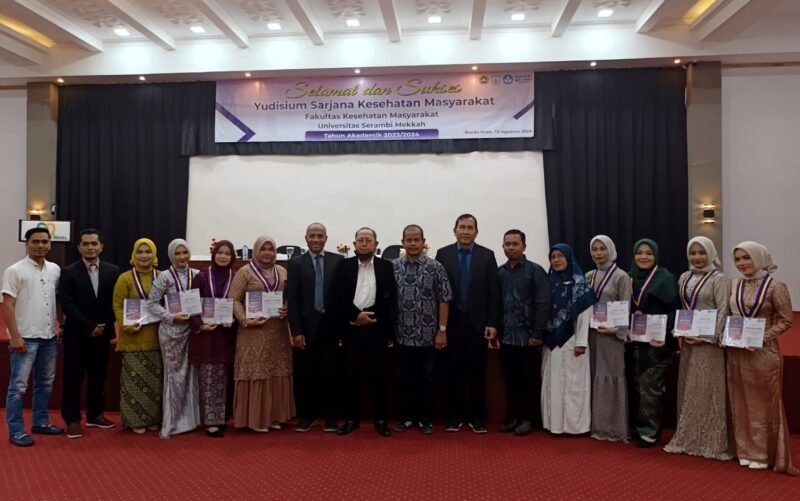 Foto bersama Rektor USM, jajaran pimpinan FKM dan peserta yudisium (dok Humas USM) 