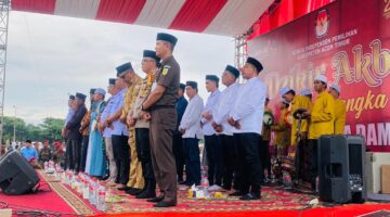 Kompak Berbaju Putih, Pasangan SAH Hadiri Zikir Akbar Pemilu Damai